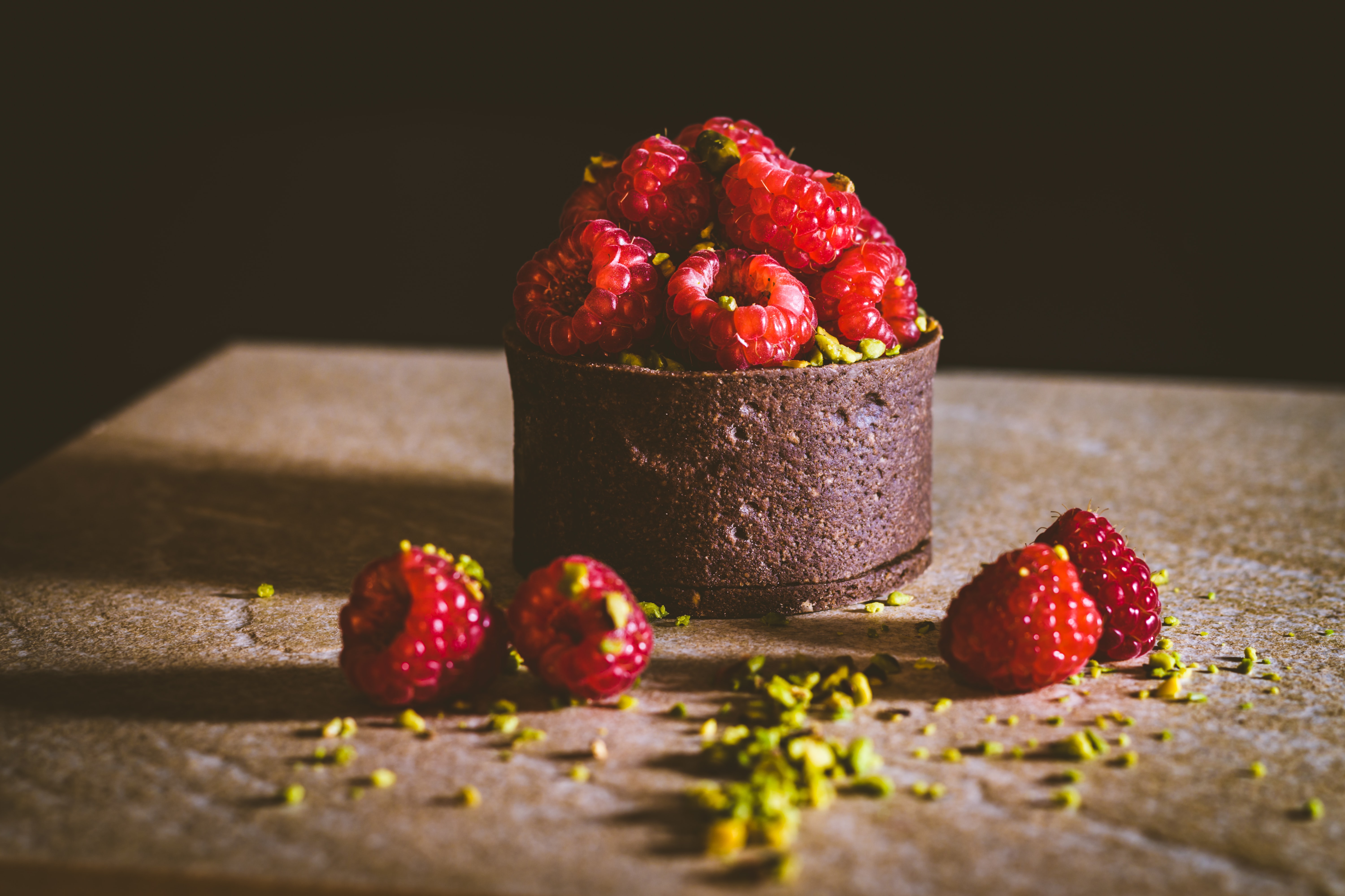 Pâtisserie au chocolat, framboises et pistaches